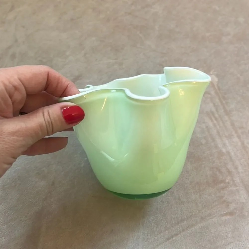 VTG Murano-style Handkerchief vase Green Glass Ruffled Vase With White Trim